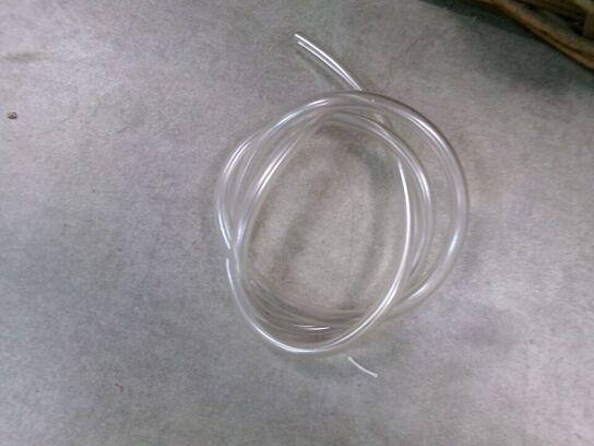 2 stk. vinballon m/div. Tilbehør