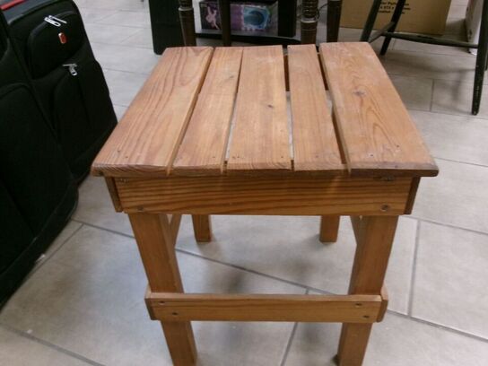 1 stk. skammel/pidestal, gammel