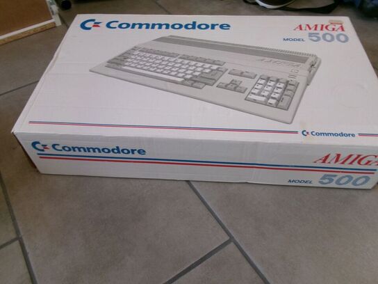 AMIGA 500 COMMODORE
