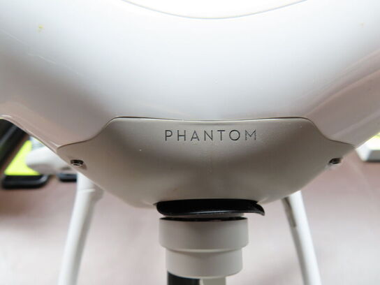 Drone, DJI PHANTOM 4, med GL300C kontroller og 4 stk. batterier