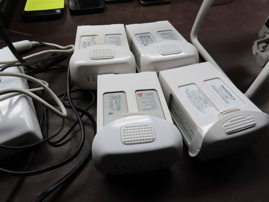 Drone, DJI PHANTOM 4, med GL300C kontroller og 4 stk. batterier