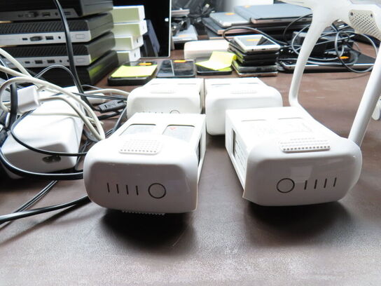 Drone, DJI PHANTOM 4, med GL300C kontroller og 4 stk. batterier