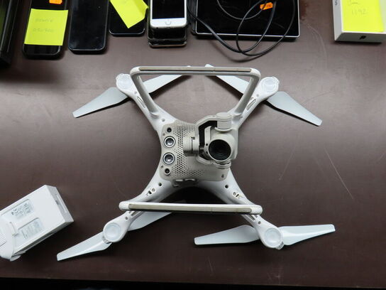 Drone, DJI PHANTOM 4, med GL300C kontroller og 4 stk. batterier