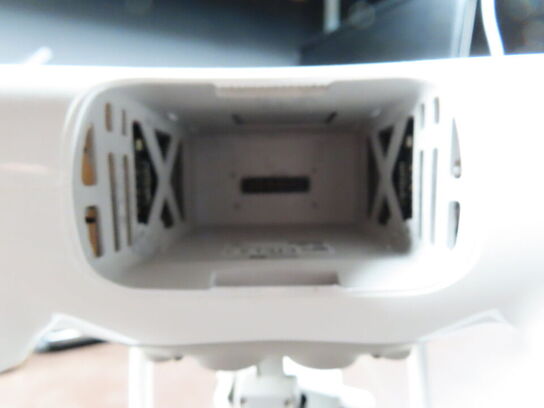 Drone, DJI PHANTOM 4, med GL300C kontroller og 4 stk. batterier