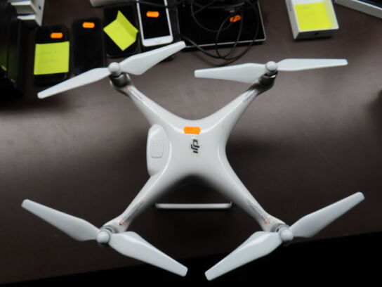 Drone, DJI PHANTOM 4, med GL300C kontroller og 4 stk. batterier