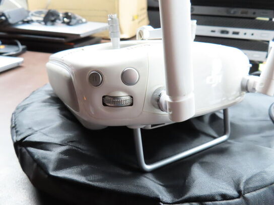 Drone, DJI PHANTOM 4, med GL300C kontroller og 4 stk. batterier