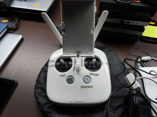 Drone, DJI PHANTOM 4, med GL300C kontroller og 4 stk. batterier