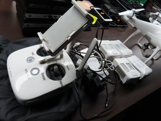 Drone, DJI PHANTOM 4, med GL300C kontroller og 4 stk. batterier