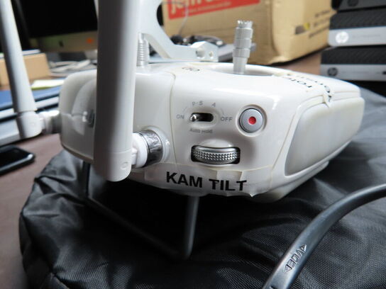 Drone, DJI PHANTOM 4, med GL300C kontroller og 4 stk. batterier