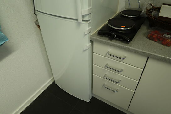 Køle/fryseskab ELECTROLUX, mikrobølgeovn, toaster m.m.