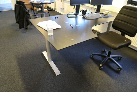Skrivebord uden indhold, kontorstol og reol