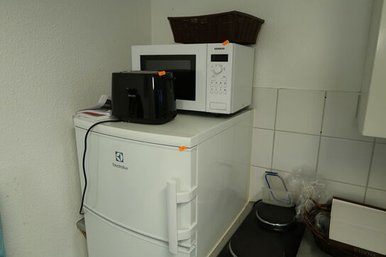 Køle/fryseskab ELECTROLUX, mikrobølgeovn, toaster m.m.