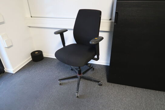 Kontorstol samt whiteboard