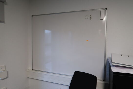 Kontorstol samt whiteboard