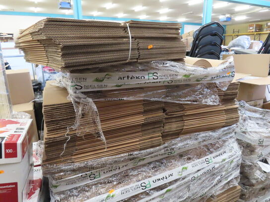 Palle med papkasser og papir