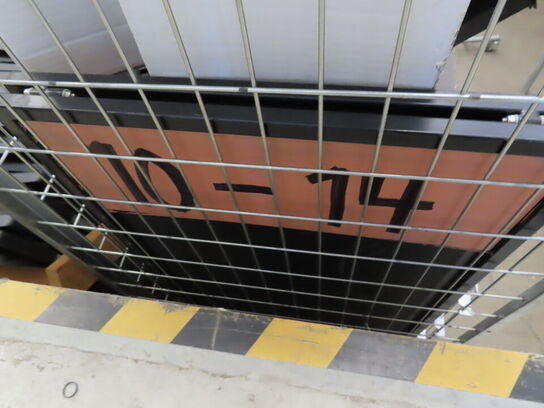 Bur med Messe/butiksinventar