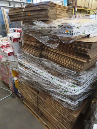 Palle med papkasser og papir