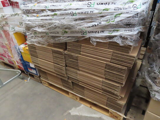 Palle med papkasser og papir