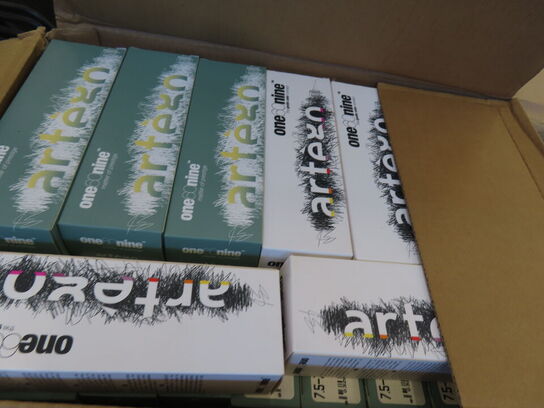 Palle med blandede frisørprodukter og ting fra salon