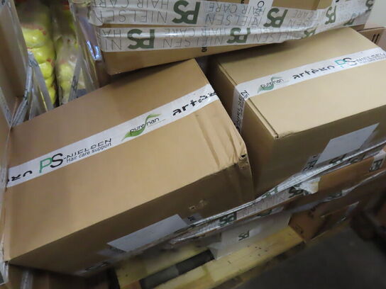 Palle med Toilet, kaffemaskine og frisørprodukter