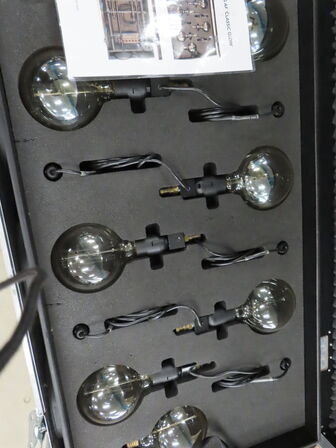 Flightcase med setup af glødepærer