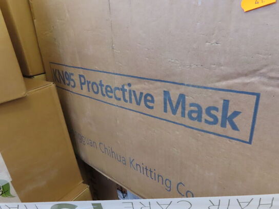 Palle med blandede frisørprodukter og ting fra salon