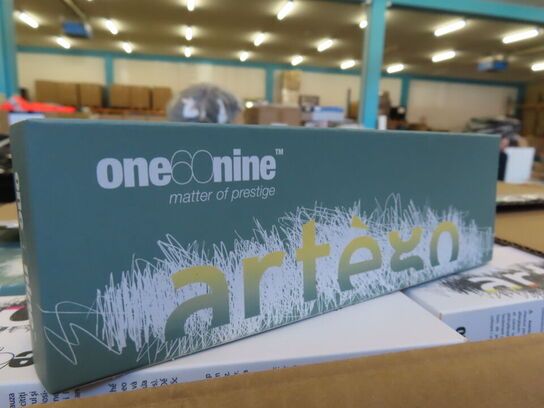 Palle med blandede frisørprodukter og ting fra salon