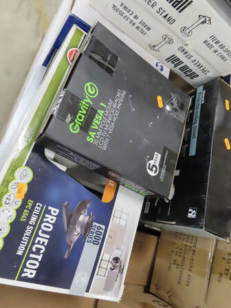 Palle med blandede højtalere og ophæng BOSE, WORK, MONACOR mv.