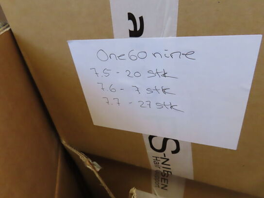 Palle med blandede frisørprodukter og ting fra salon