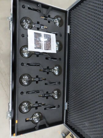 Flightcase med setup af glødepærer