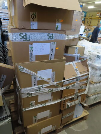 Palle med blandede frisørprodukter og ting fra salon