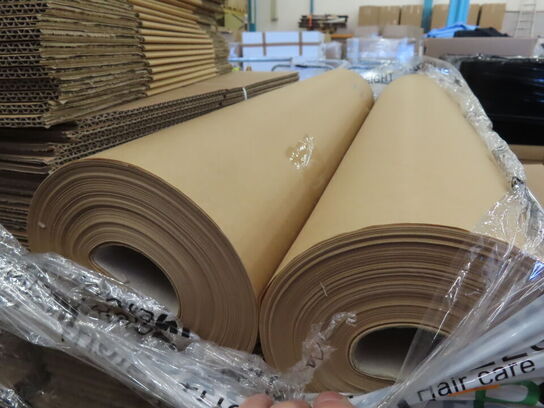 Palle med papkasser og papir