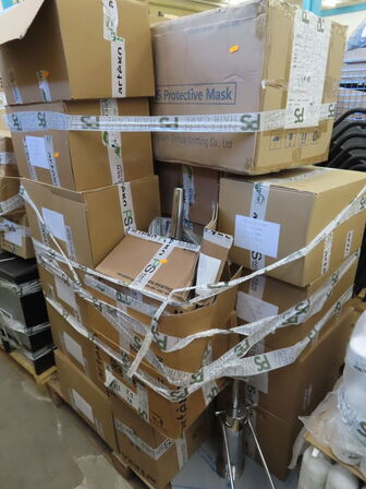 Palle med blandede frisørprodukter og ting fra salon