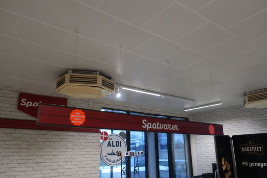 Diverse lofthængte skilte