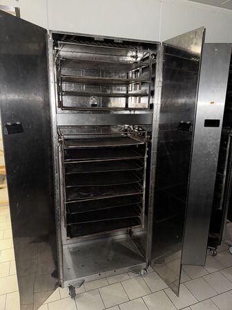 2 stk. skabe med indhold samt reol