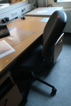 Skrivebord, monitor, kontorstol m.v. 