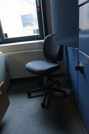 Skrivebord, monitor, kontorstol m.v. 