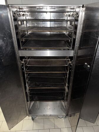 2 stk. skabe med indhold samt reol