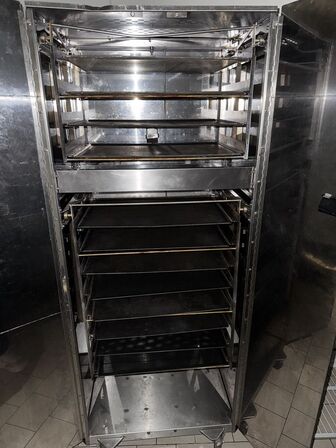 2 stk. skabe med indhold samt reol