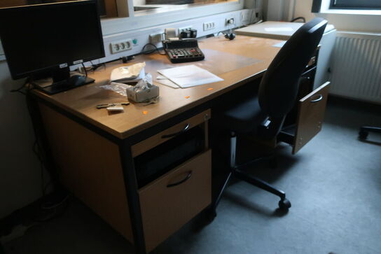 Skrivebord, monitor, kontorstol m.v. 