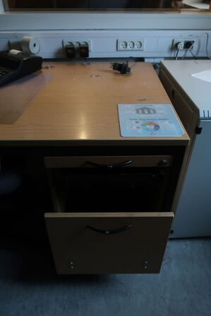 Skrivebord, monitor, kontorstol m.v. 