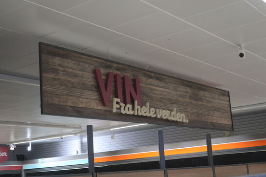 Diverse lofthængte skilte