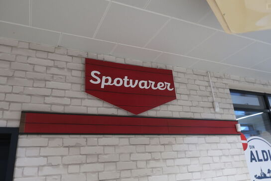 Diverse lofthængte skilte