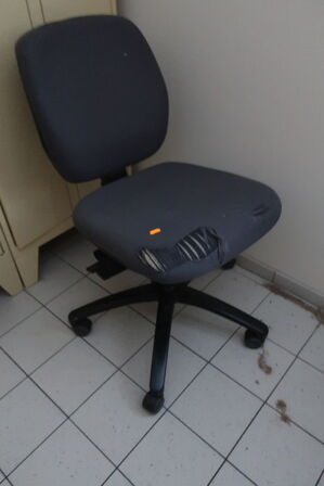 5 stk. stole, spisebord samt kontorstol 