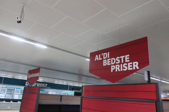 Diverse lofthængte skilte