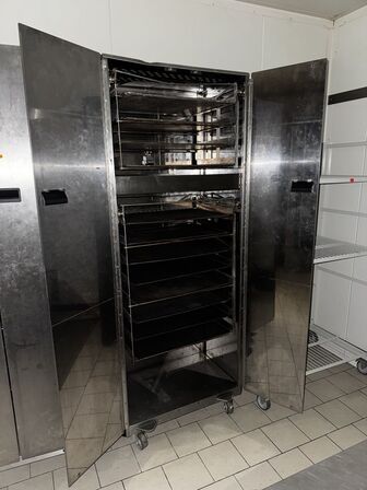 2 stk. skabe med indhold samt reol