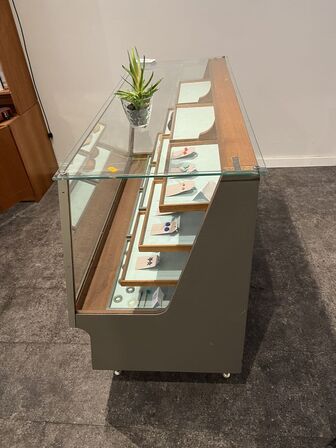 Disk med glasdisplay inkl. Indhold