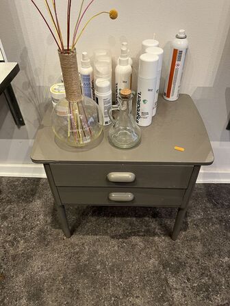 2 stk. Kommoder inkl. Indhold