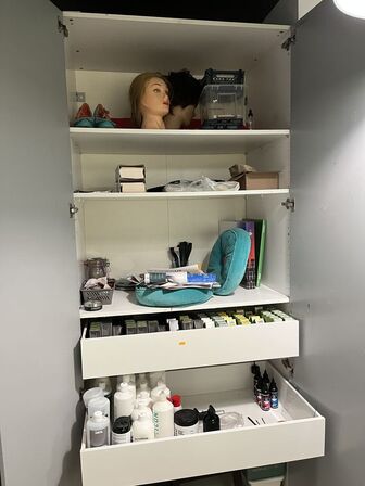 Spejlskab inkl. Indhold med div. Hår produkter