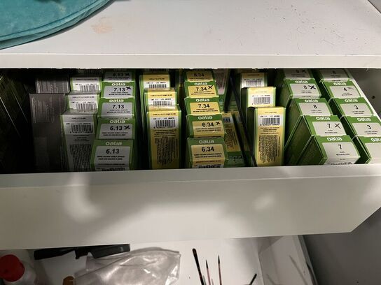 Spejlskab inkl. Indhold med div. Hår produkter